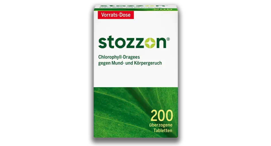 Packung mit Stozzon Chlorophyll-Dragees gegen Mund- und Körpergeruch. Die Dose enthält 200 überzogene Tabletten. Auf der Vorderseite sind der Produktname, die Inhaltsangabe und der Hinweis "Vorrats-Dose" abgebildet. Der Hintergrund zeigt ein grünes Blatt.