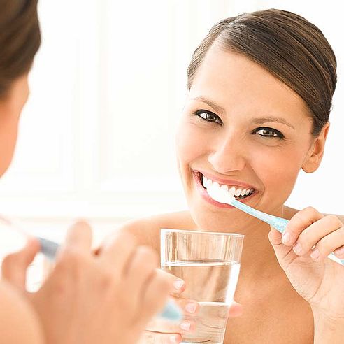 Frau putzt sich ihre Zähne