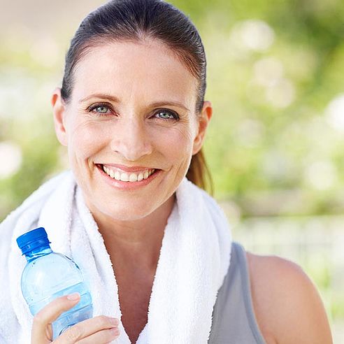 Frau mit Trinkflasche beim Sport